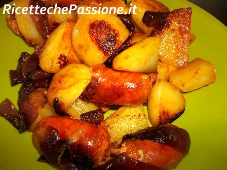 Salsicce con Patate e Cipolle
