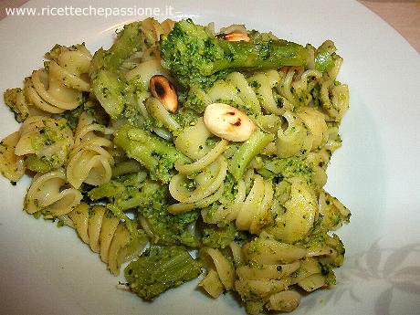 Eliche con Broccoli e Mandorle