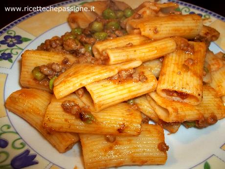 Rigatoni al Rag� con Piselli